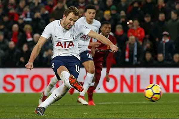 Harry Kane sút penalty