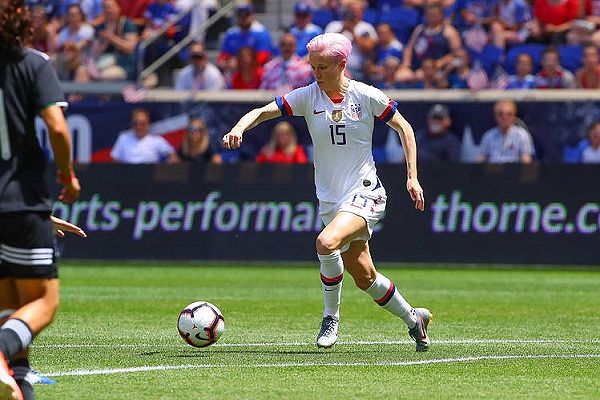 Megan Rapinoe cùng đội tuyển nữ Hoa Kỳ vô địch 2 kì World Cup